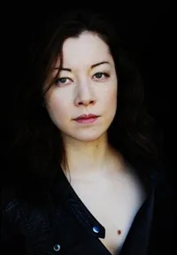 영화배우인 니나 포그의 대표 이미지