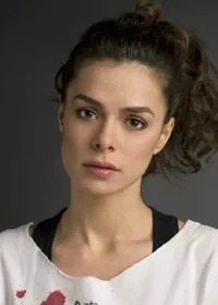 영화배우인 외즈게 외즈피린츠지의 대표 이미지