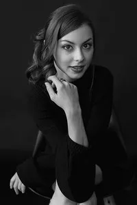 영화배우인 라우라 되브뢰시의 대표 이미지