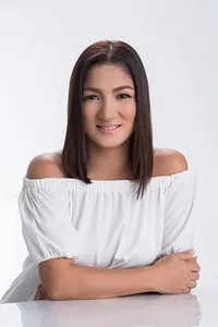 영화배우인 야요 아길리아의 대표 이미지