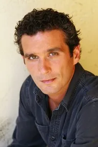 영화배우인 잰더 베일리의 대표 이미지