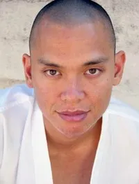 영화배우인 크리스토퍼 아길라의 대표 이미지