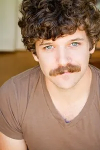 영화배우인 댄 길의 대표 이미지