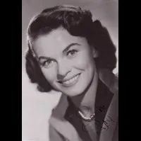 배우인 조안 드루의 대표 이미지