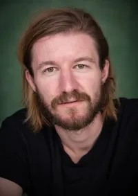 영화배우인 키어런 차녹의 대표 이미지