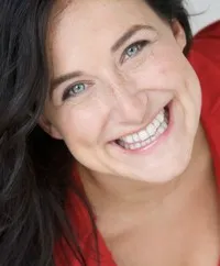 영화배우인 애나 영블러드의 대표 이미지