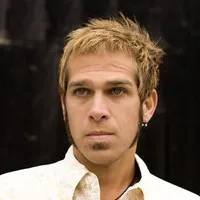 영화배우, 가수인 조나단 티어스텐의 대표 이미지