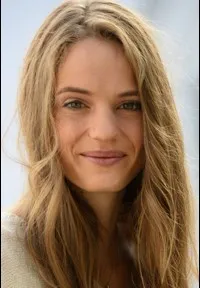 영화배우인 노에미 슈미트의 대표 이미지