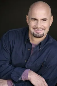 영화배우인 제임스 레이의 대표 이미지