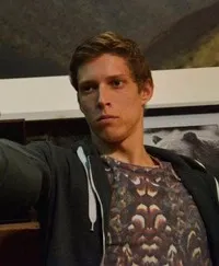 영화배우인 졸탄 페니베시의 대표 이미지