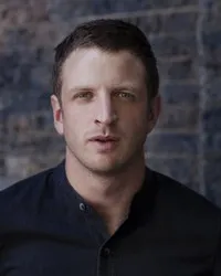 영화배우인 에런 글레낸의 대표 이미지