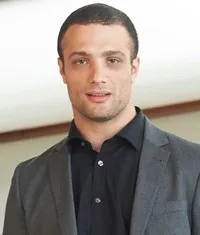 영화배우, 가수인 코스모 자비스의 대표 이미지