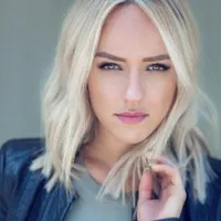 영화배우인 앨리슨 워커의 대표 이미지