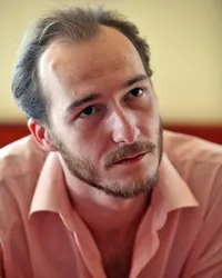 영화배우인 카롤리 하이두크의 대표 이미지