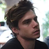 영화배우인 디미트리스 키초스의 대표 이미지