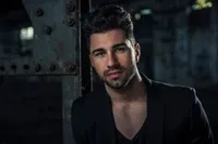 영화배우인 칸 아이딘의 대표 이미지