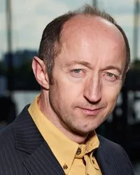 영화배우인 톰 보닝턴의 대표 이미지