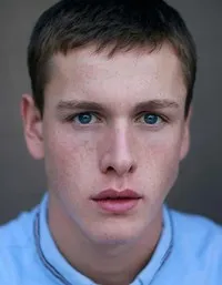 영화배우인 해리스 디킨슨의 대표 이미지