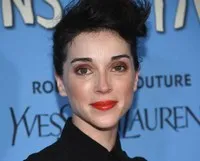 가수인 세인트 빈센트의 대표 이미지