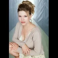 배우인 르네 그리핀의 대표 이미지