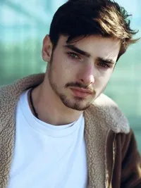 영화배우인 아론 힐머의 대표 이미지