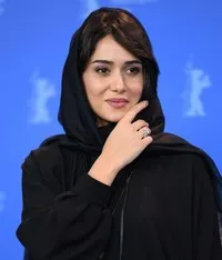 영화배우인 파리나즈 이자디야르의 대표 이미지