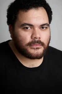 영화배우인 조시 톰슨의 대표 이미지