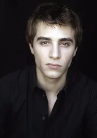 영화배우인 폴 모넨의 대표 이미지