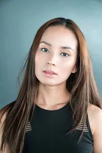 영화배우인 자스민 수라야 친의 대표 이미지