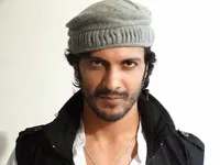 영화배우인 라요 S. 바크히르타의 대표 이미지