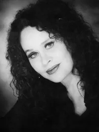 영화배우인 캐런 블랙의 대표 이미지