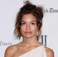 영화배우인 헬레나 하워드의 대표 이미지