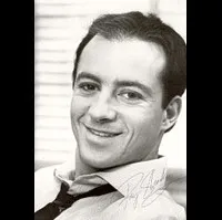 배우인 레이 샤키의 대표 이미지