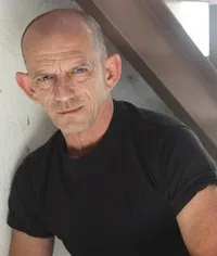 영화배우인 에즈라 버징톤의 대표 이미지