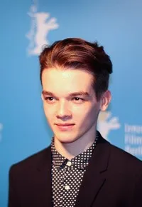 영화배우인 바스 케이저르의 대표 이미지