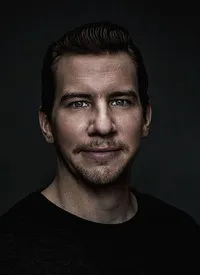 영화배우인 아쿠 히르비니에미의 대표 이미지