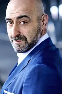 영화배우인 외즈귀르 카라데니즈의 대표 이미지