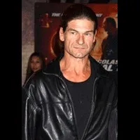 배우인 돈 스웨이지의 대표 이미지