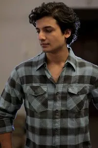 영화배우인 프리얀수 페인율리의 대표 이미지