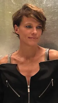 영화배우인 안느 레 넨의 대표 이미지