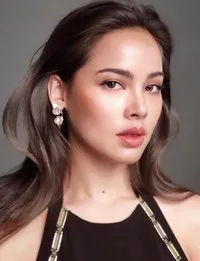 영화배우인 우랏야 세뽀반의 대표 이미지