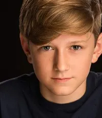 영화배우인 찰리 태커의 대표 이미지