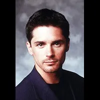 배우인 빌리 워락의 대표 이미지