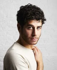 영화배우인 마이드 마르도의 대표 이미지