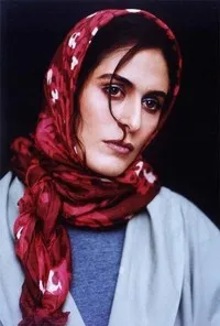 영화배우인 베흐나즈 자파리의 대표 이미지