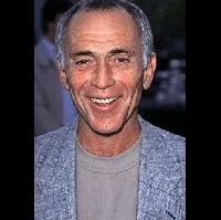 배우인 브루스 와이츠의 대표 이미지