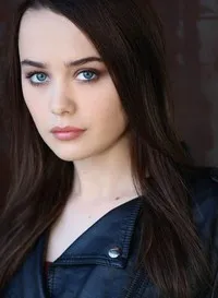 영화배우인 루시 로컨의 대표 이미지