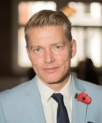 영화배우인 리처드 디-로버츠의 대표 이미지