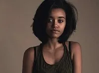 영화배우인 미야 데이비스의 대표 이미지