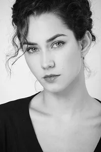 영화배우인 시메나 로모의 대표 이미지